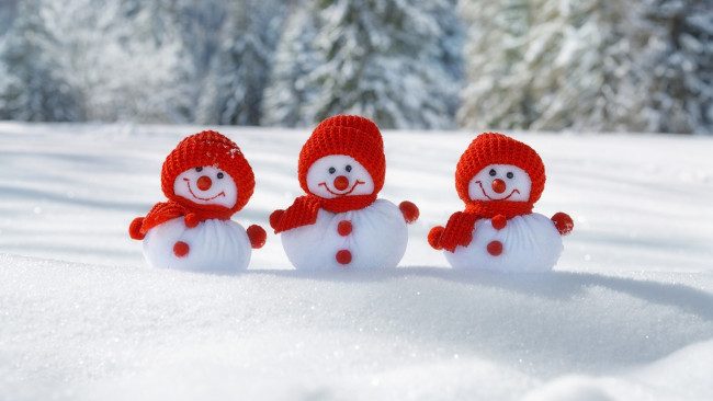 Обои картинки фото праздничные, снеговики, зима, снег, шапки, шарфики, красные