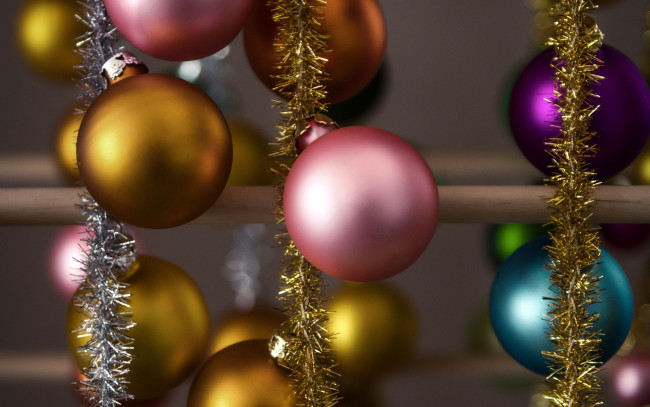 Обои картинки фото праздничные, шары, мишуры, шарики, разноцветные