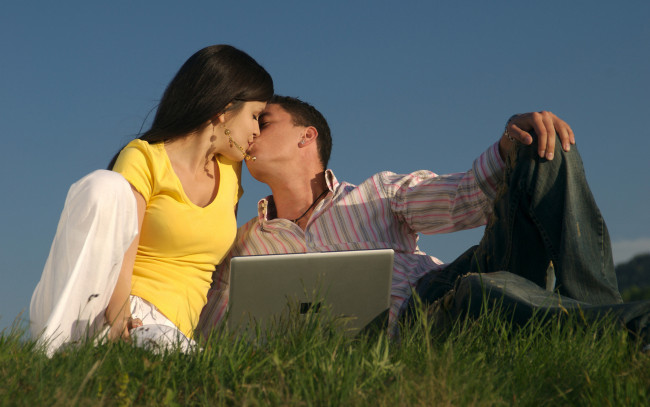 Обои картинки фото разное, мужчина женщина, пара, поцелуй, ноутбук, трава