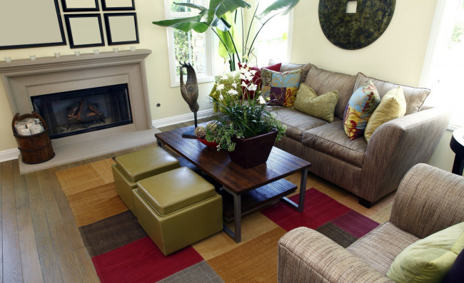 Обои картинки фото интерьер, гостиная, диван, кресло, подушки, растение, стол, цветы, листья