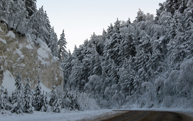 Обои картинки фото природа, зима, деревья, горы, дорога