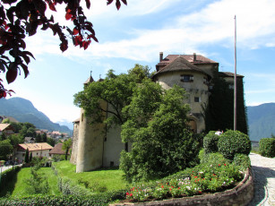 обоя castle schenna италия, города, - дворцы,  замки,  крепости, трава, замок, деревья, италия, schenna, castle