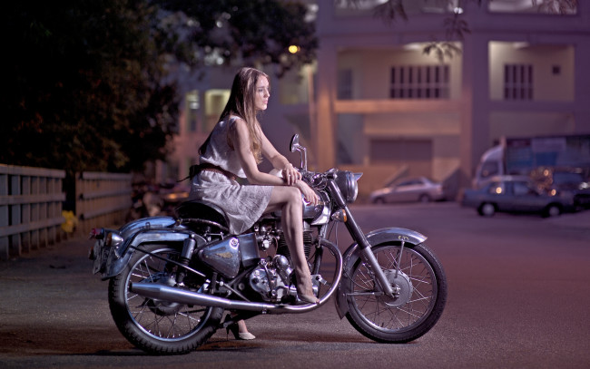 Обои картинки фото мотоциклы, мото с девушкой, мотоцикл, девушка