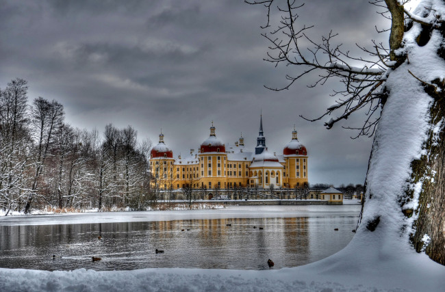 Обои картинки фото moritzburg castle германия, города, - дворцы,  замки,  крепости, снег, река, зима, moritzburg, замок, германия, castle