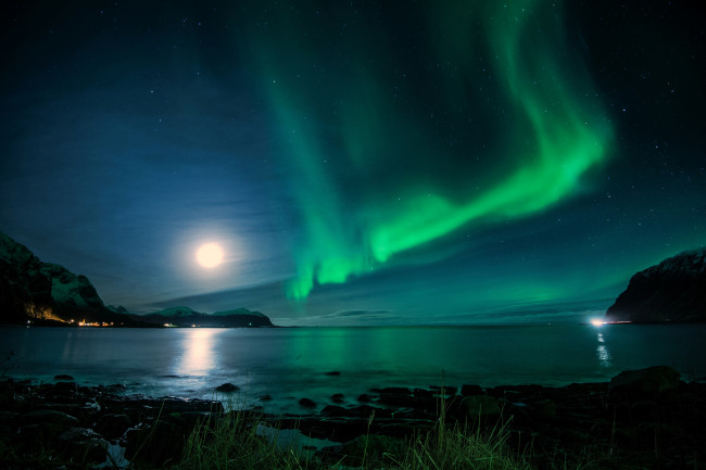 Обои картинки фото природа, северное сияние, исландия, залив, ночь, луна