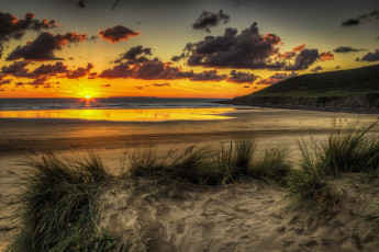 Картинка природа восходы закаты холм трава песок берег море солнце вечер закат облака небо