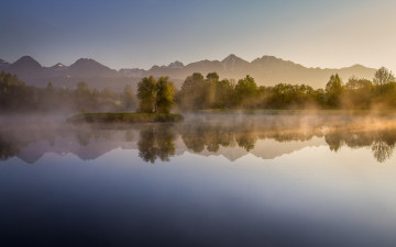 Картинка природа реки озера лес горы деревья озеро дымка утро