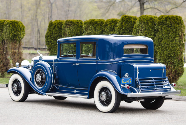 Обои картинки фото cadillac v12 370 a town sedan by fisher 1932, автомобили, классика, 1932, fisher, sedan, v12, cadillac, town, a, 370