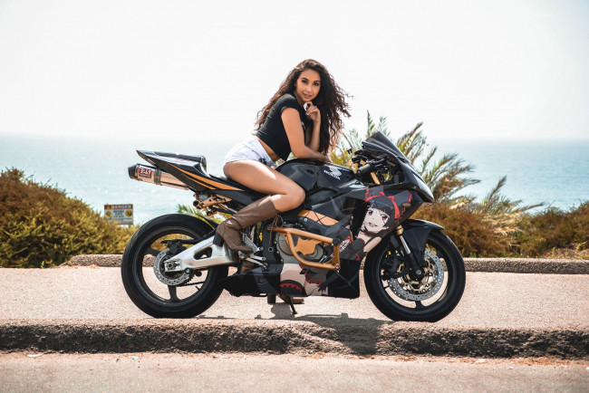 Обои картинки фото мотоциклы, мото с девушкой, брюнетка, девушка, honda, cbr600rr, сапожки, мотоцикл, черный, шорты