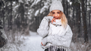 Картинка девушки -+блондинки +светловолосые снег зима лес девушка свитер шапка блондинка
