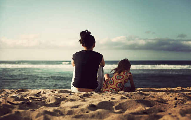 Обои картинки фото разное, люди, женщина, ребенок, море, берег, песок