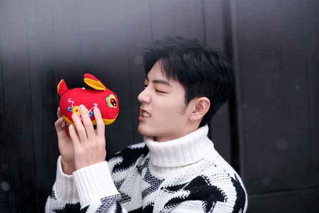 Обои картинки фото мужчины, xiao zhan, актер, свитер, кролик, игрушка