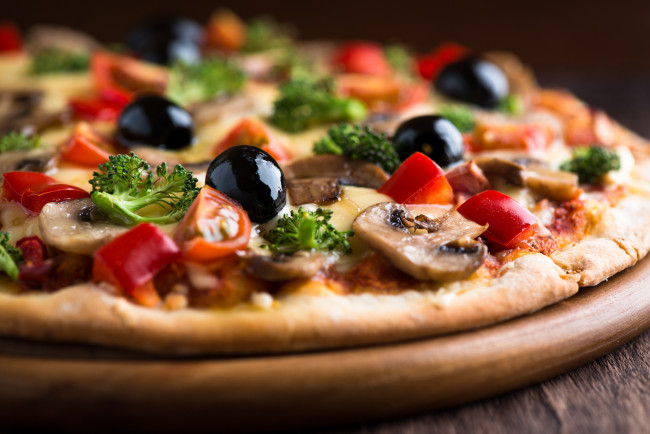 Обои картинки фото еда, пицца, маслины, грибочки