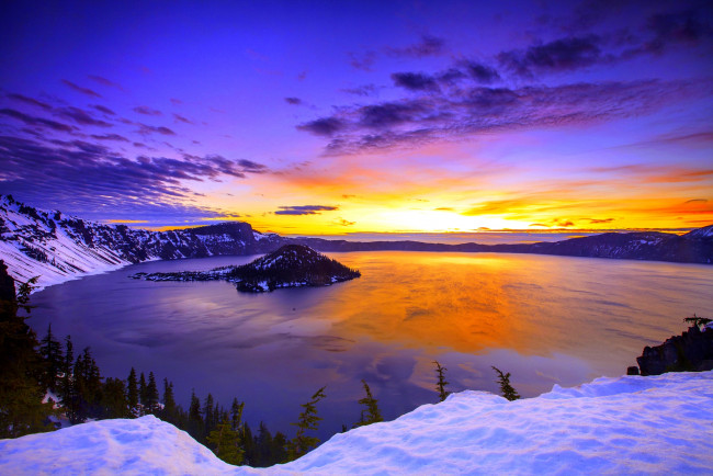 Обои картинки фото природа, восходы, закаты, горы, озеро, лес, снег, тучи, зарево