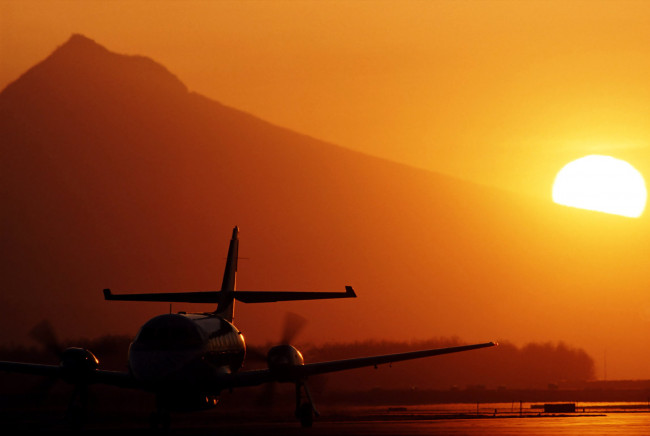 Обои картинки фото авиация, авиационный, пейзаж, креатив, солнце, закат, самолет, гора