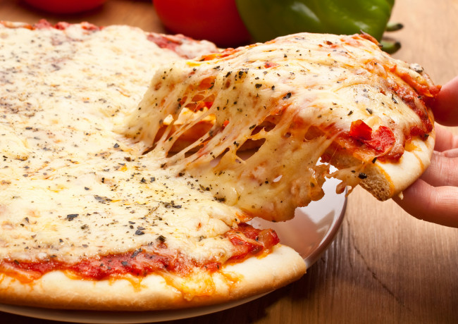 Обои картинки фото еда, пицца, сыр, тарелка