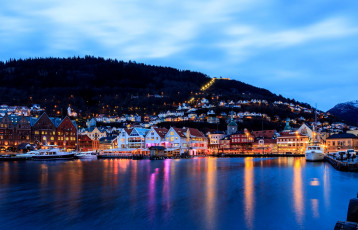 обоя города, - огни ночного города, bergen, norway, берген, норвегия, город, вечер, дома, здания, огни, море, гавань, причал, лодки