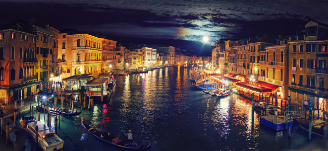 Обои картинки фото города, венеция , италия, italy, venice, grand, canal, венеция, канал, ночь, огни, небо, облака, луна, лодка, гондола