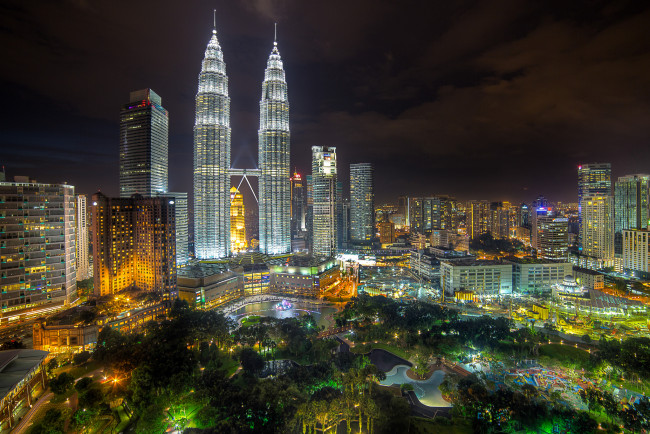 Обои картинки фото kuala lumpur malaysia, города, куала-лумпур , малайзия, тучи, огни, ночь, город, небоскребы