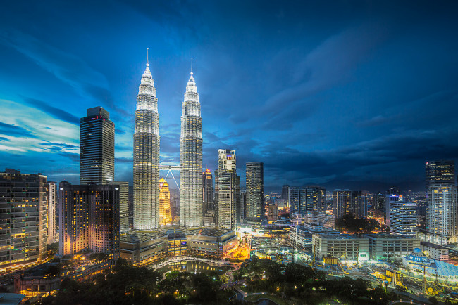 Обои картинки фото kuala lumpur malaysia, города, куала-лумпур , малайзия, тучи, огни, ночь, город, небоскребы