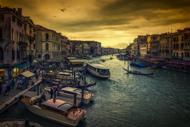 Обои картинки фото venice, города, венеция , италия, канал, дома, набережная, лодки, тучи