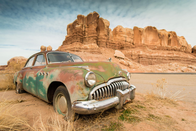 Обои картинки фото автомобили, buick, ретро, авто, каньон, пустыня, горы, машина