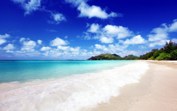 Картинка природа тропики пляж берег море песок прибой горы облака