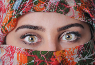 Картинка разное глаза платок макияж