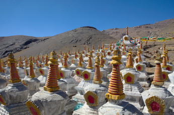 Картинка тибет+108+чортенов+монастыря+гьендрак разное религия буддизм 108 ламаизм тибет монастырь