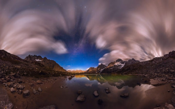 Картинка природа реки озера озеро ночь свет горы отражения скалы звезды облака камни утро