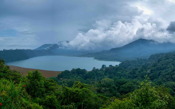 Картинка природа реки озера туман индонезия bali озеро лес облака тропики джунгли горы
