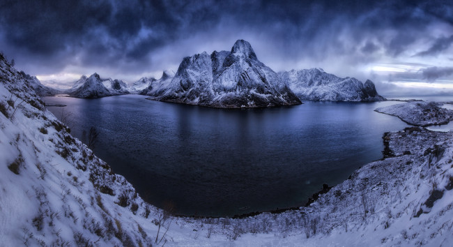 Обои картинки фото природа, реки, озера, фьорд, норвегигя, лофотенские, острова, небо, тучи, горы, снег, зима