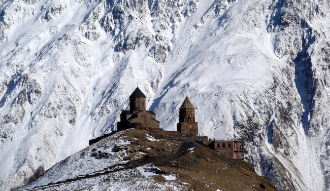 Обои картинки фото троицкая церковь в гергети у подножия горы казбек, города, - православные церкви,  монастыри, храм, снег, горы