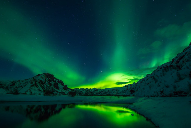 Обои картинки фото природа, северное сияние, северное, сияние, звёзды, снег, зима, горы, озеро, небо, исландия, ночь