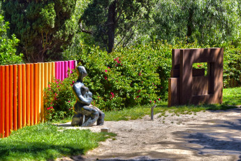 обоя барселона, разное, садовые и парковые скульптуры, забор, растения