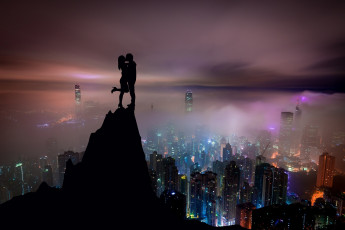 Картинка разное мужчина+женщина город поцелуй вид ночь парень небоскребы девушка влюбленные небо