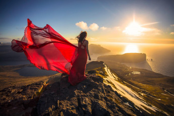 Картинка девушки -unsort+ брюнетки темноволосые шлейф ветер платье море панорама горы