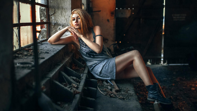 Обои картинки фото девушки, -unsort , блондинки,  светловолосые, ботинки, окно, платье, carla, sonre, блондинка, грязь, дом