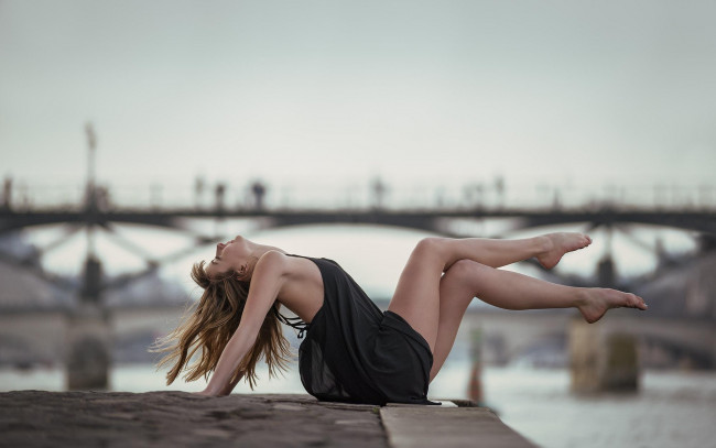 Обои картинки фото девушки, -unsort , блондинки,  светловолосые, ноги, мост, блондинка, река, платье