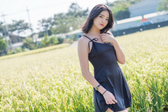 Картинка девушки -+азиатки девушка модель брюнетка азиатка платье трава поле поза взгляд