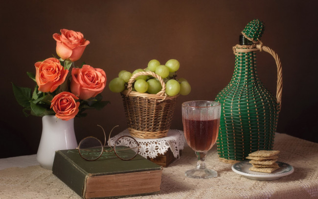 Обои картинки фото еда, натюрморт, розы, виноград, вино, бутыль, печенье
