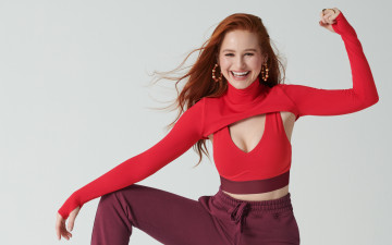 Картинка девушки madelaine+petsch рыжая топ штаны