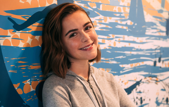 Обои картинки фото девушки, kiernan shipka, шатенка, лицо, улыбка, кофта