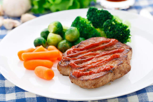 Обои картинки фото еда, мясные блюда, брокколи, брюссельская, капуста, морковь, стейк, кетчуп
