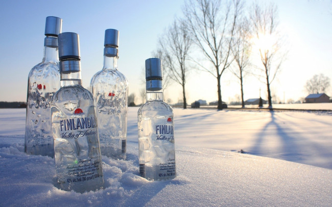 Обои картинки фото бренды, finlandia, водка, снег, бутылки, зима