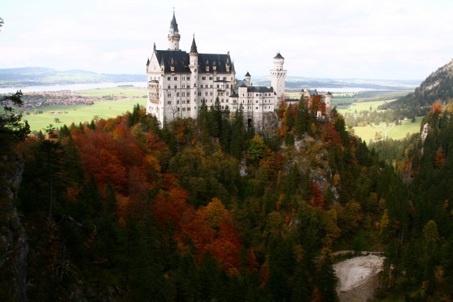 Обои картинки фото города, замок, нойшванштайн, германия, осень, гора, башни