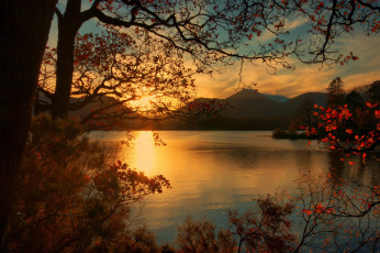обоя пейзаж, природа, восходы, закаты, горы, озеро, деревья, листья, осень, рассвет