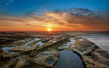 Картинка природа восходы закаты океан камни горизонт облака солнце