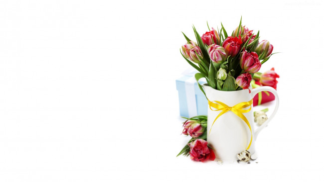 Обои картинки фото цветы, тюльпаны, ваза, букет, бант