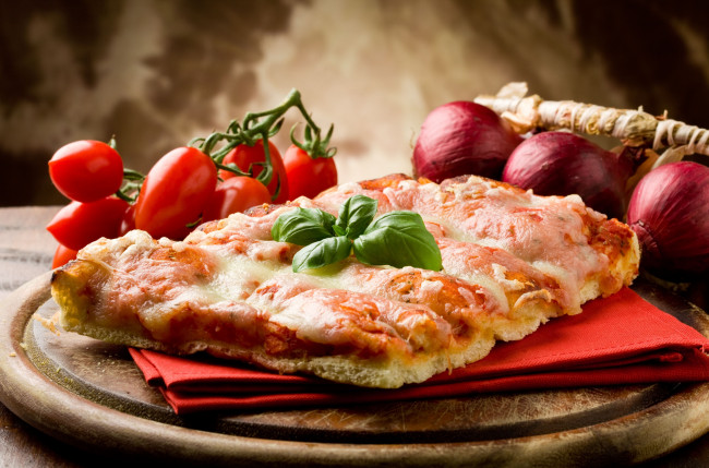 Обои картинки фото еда, пицца, лук, помидоры, базилик